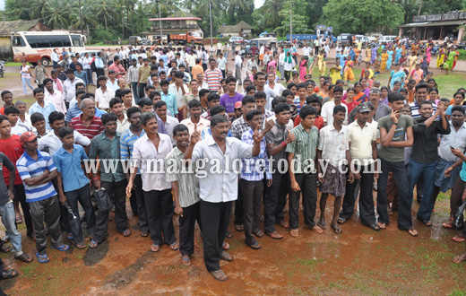 Brooms and slippers greet Congress delegation in Niddodi